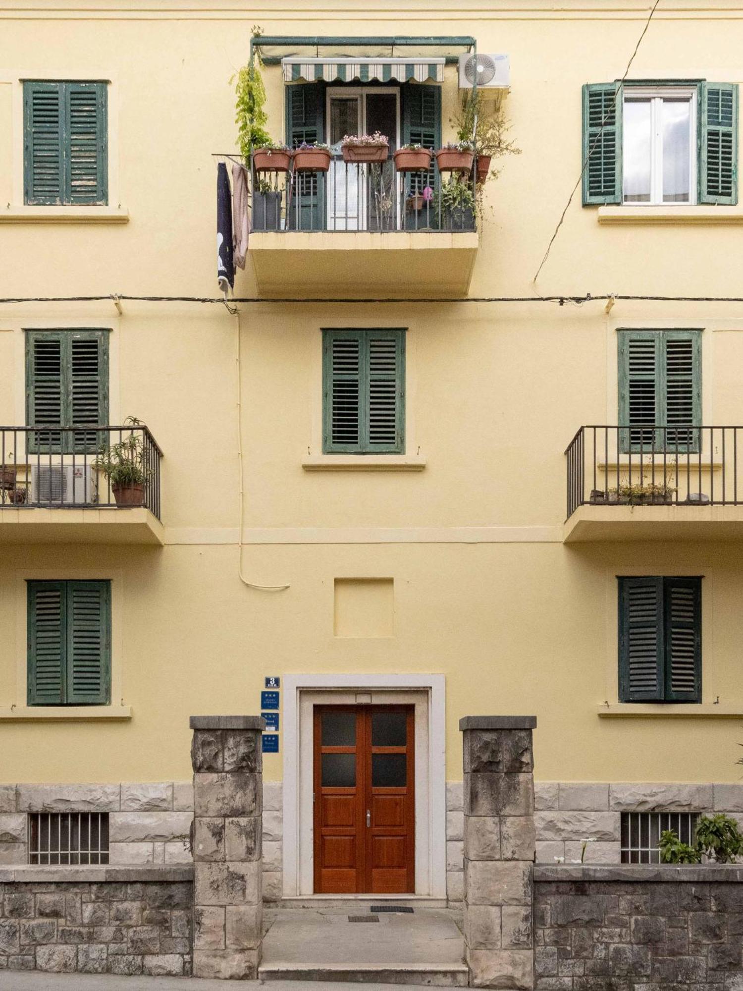 Apartment The Charm Split Exterior photo